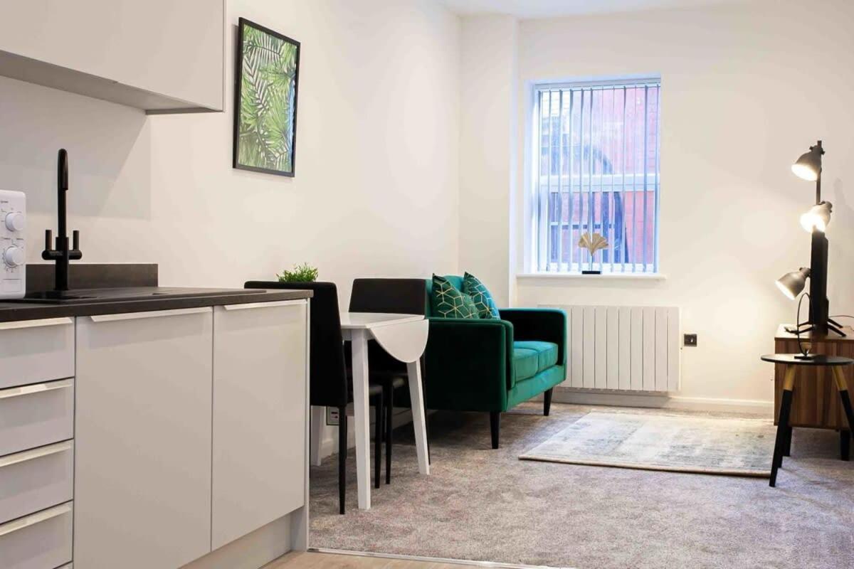 Modern & Stylish 1 Bedroom Apartment In Bolton Eksteriør billede