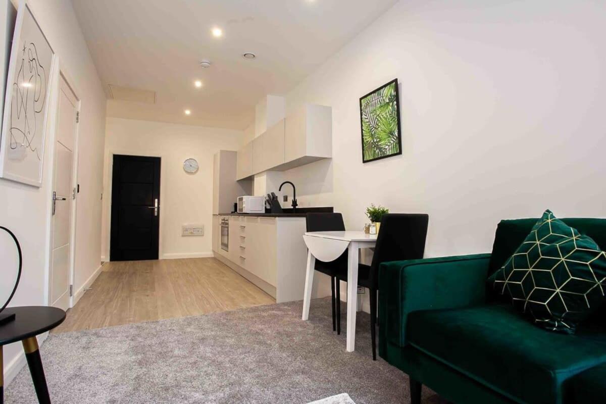 Modern & Stylish 1 Bedroom Apartment In Bolton Eksteriør billede